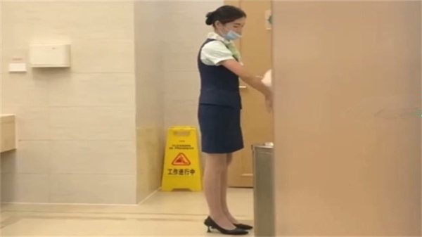 机场厕所偷拍极品空姐流出 黑丝高跟气质美女秘密拍摄